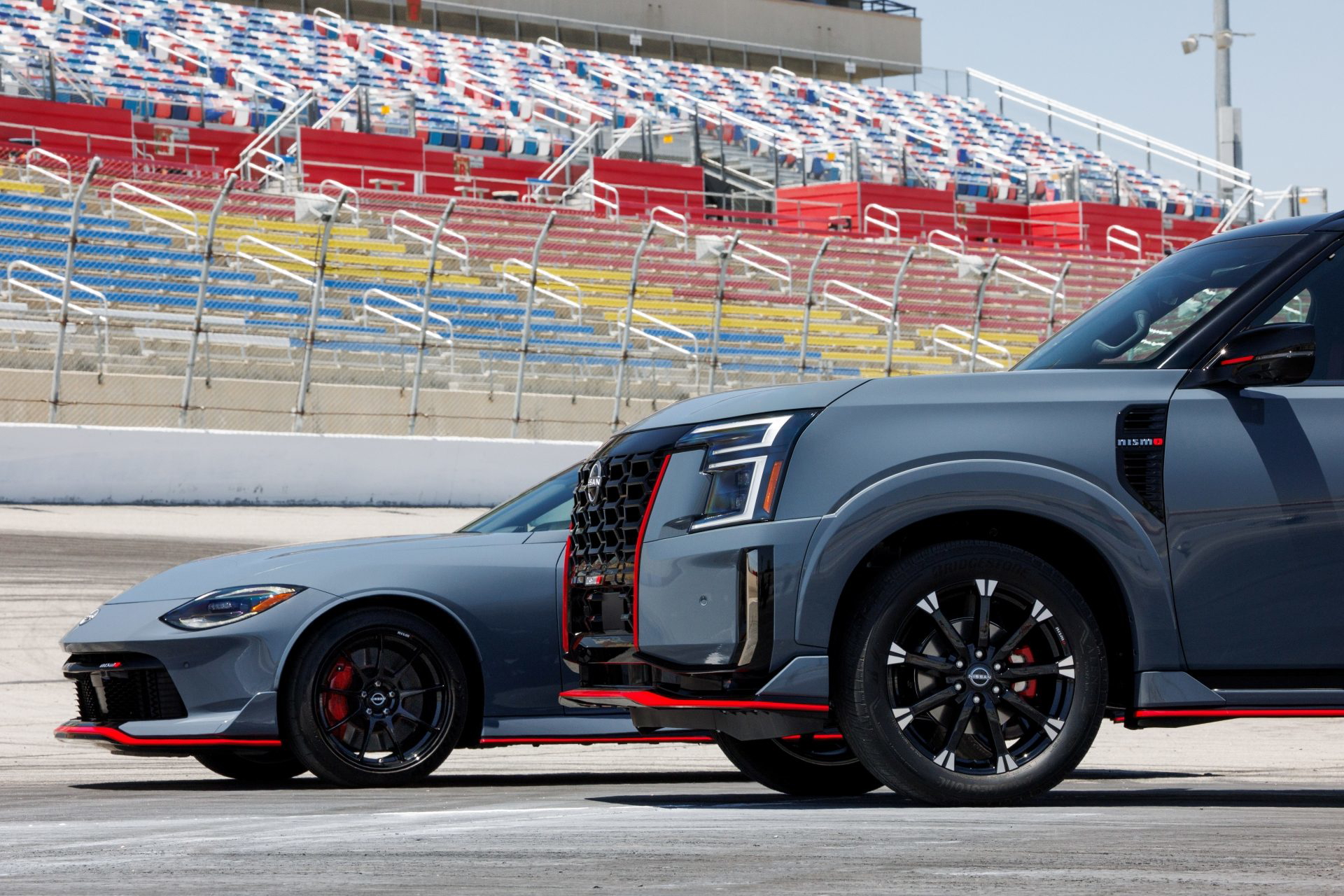Vista lateral y frontal del Nissan Armada Nismo 2026, destacando su diseño agresivo y deportivo.