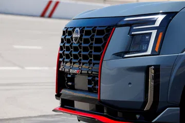 Vista frontal del Nissan Armada Nismo 2026, destacando su parrilla agresiva y diseño robusto.