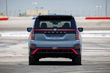 Vista trasera del Nissan Armada Nismo 2026, destacando su diseño deportivo.