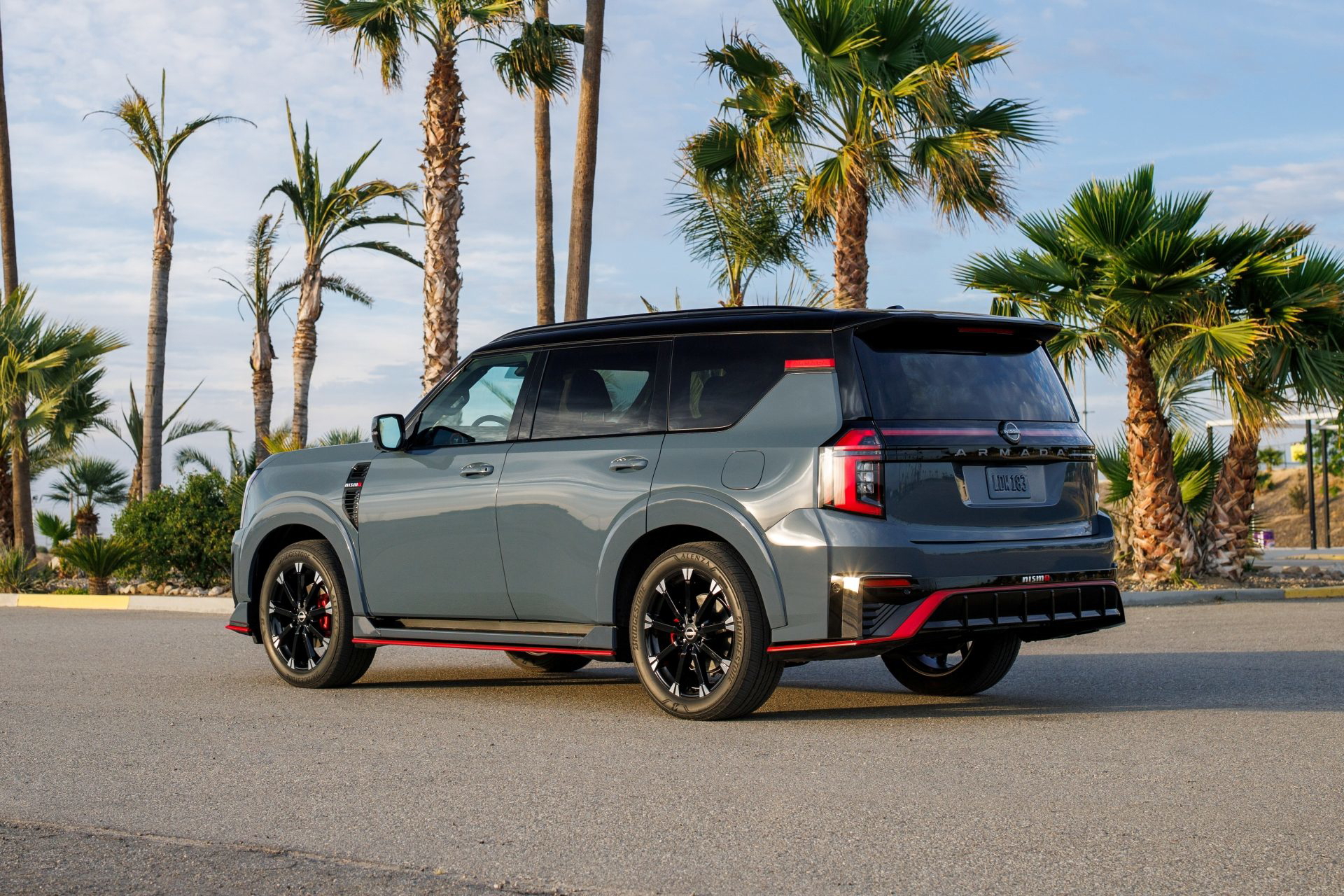 Vista trasera del Nissan Armada Nismo 2026, destaca su diseño agresivo y detalles deportivos.