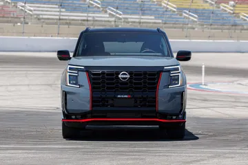 Vista frontal del Nissan Armada Nismo 2026, destacando su diseño agresivo y parrilla prominente.