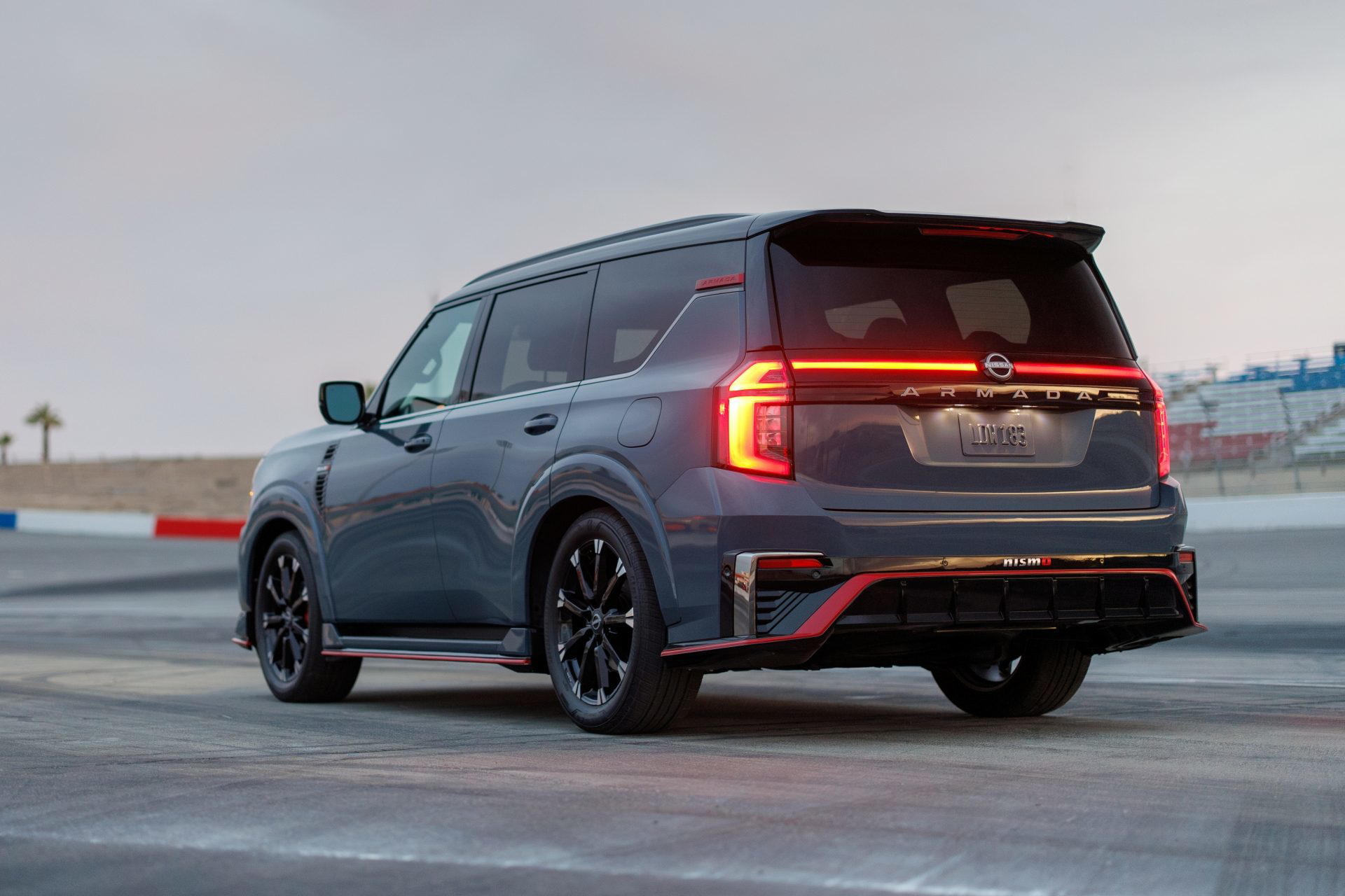 Vista trasera y lateral del Nissan Armada Nismo 2026, destacando su diseño robusto y deportivo.