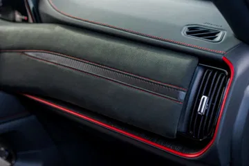 Imagen del interior del Nissan Armada Nismo 2026, destacando materiales de calidad.