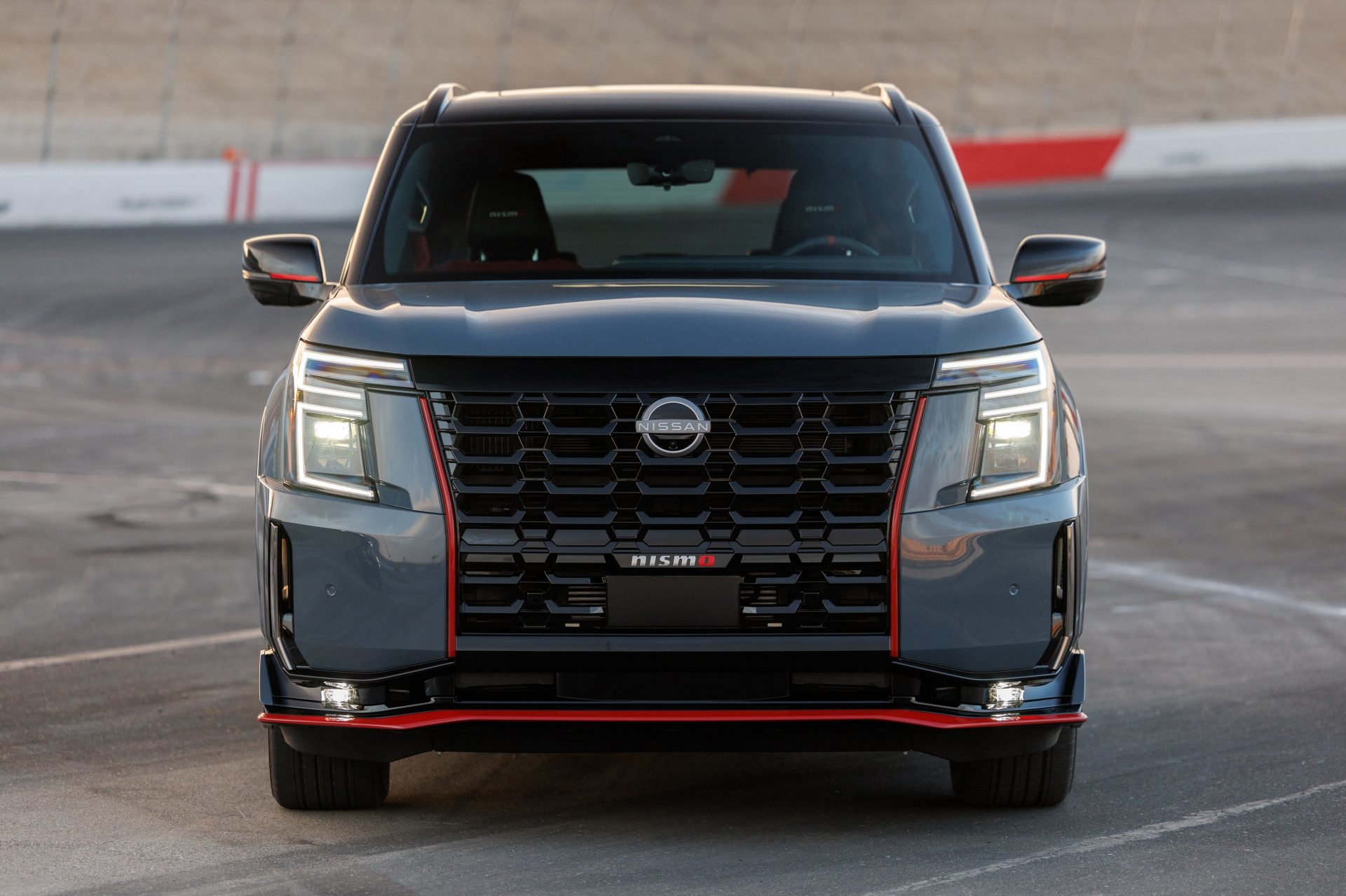 Frontal del Nissan Armada Nismo 2026, con diseño agresivo y detalles deportivos.