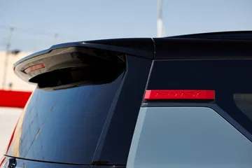 Vista del alerón trasero en el Nissan Armada Nismo 2026, destacando su diseño aerodinámico.