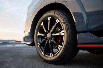 Detalle de la llanta y neumático del Nissan Armada Nismo 2026, destaca su diseño deportivo.