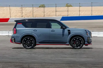 Vista lateral del Nissan Armada Nismo 2026, destacando su diseño robusto y deportivo.