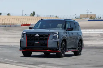 El Nissan Armada Nismo 2026 destaca por su diseño agresivo y deportivo.