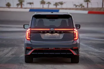 Vista trasera del Nissan Armada Nismo 2026, que resalta su deportividad.