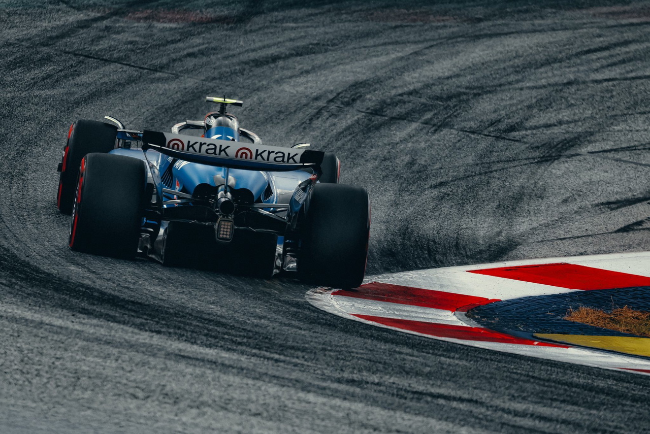 El coche de un piloto español se prepara para enfrentar curvas desafiantes en el Red Bull Ring.