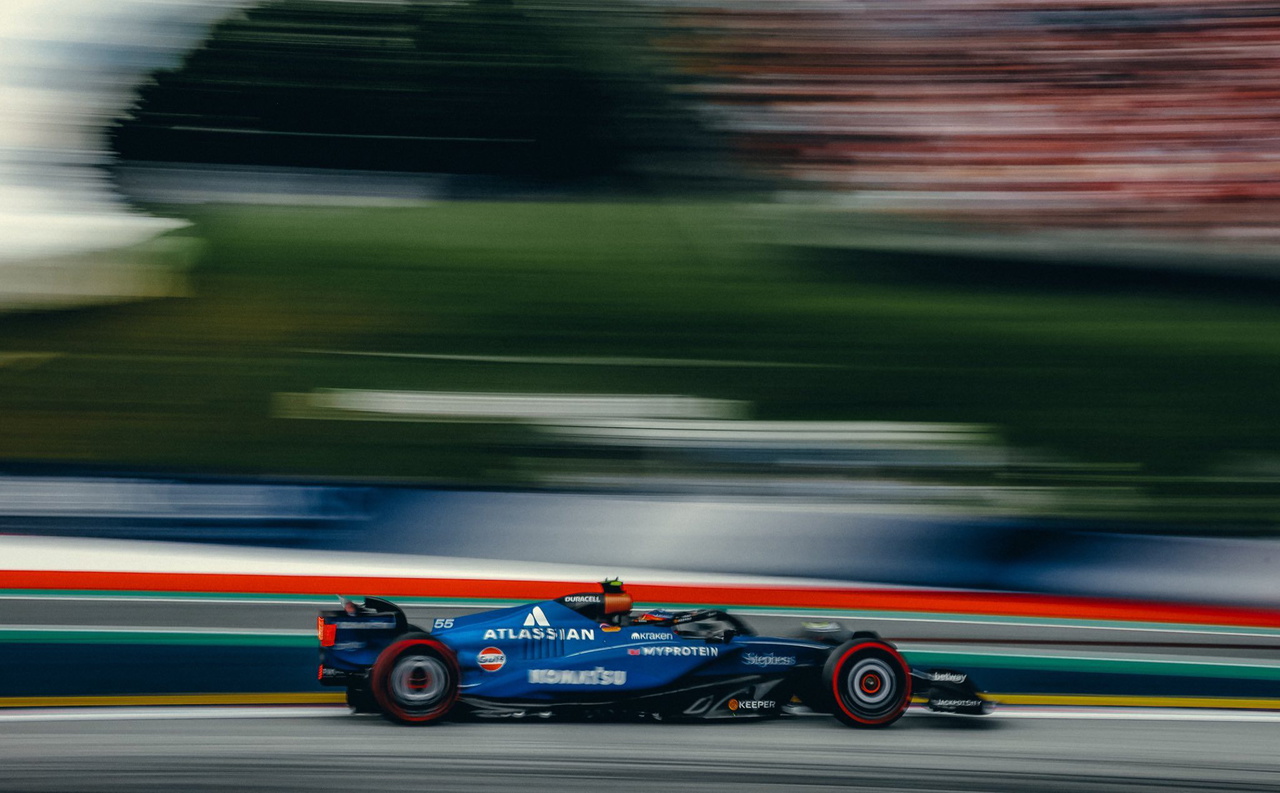 Fernando Alonso y Carlos Sainz en acción durante la carrera en el Red Bull Ring.
