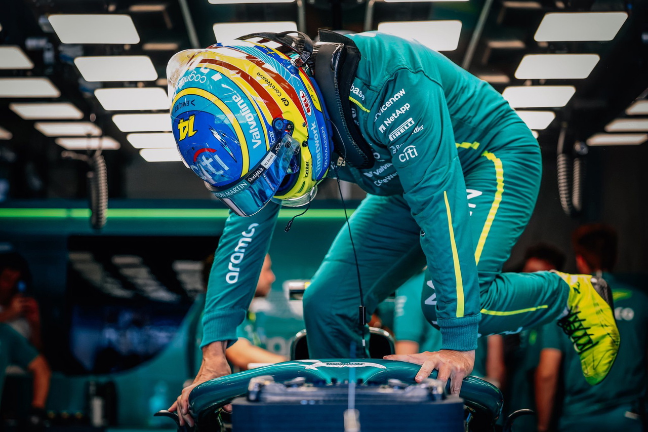Fernando Alonso se prepara en su coche Aston Martin en el Red Bull Ring.