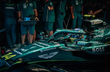 Fernando Alonso en su Aston Martin, preparado para la clasificación en Austria.