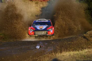 Ott Tänak en plena acción durante el Rally Acrópolis, desafiando el terreno.