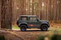 El Suzuki Jimny 55 aniversario muestra su imagen robusta y compacta en un entorno natural.