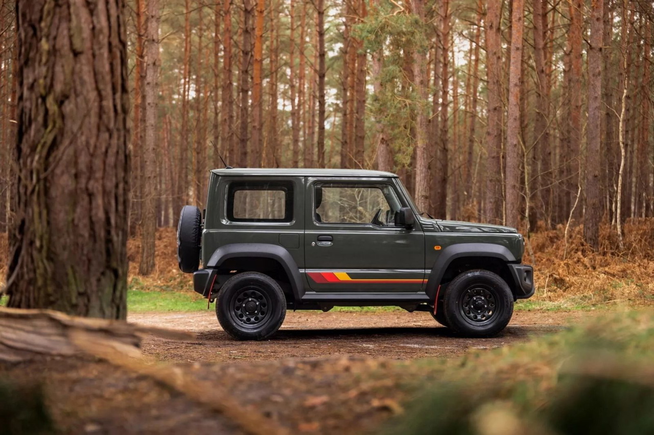 El Suzuki Jimny 55 aniversario muestra su imagen robusta y compacta en un entorno natural.