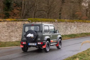 Vista lateral y trasera del Suzuki Jimny 55 aniversario, destacando su diseño robusto. Vista lateral y trasera del Suzuki Jimny 55 aniversario, destacando su diseño robusto.