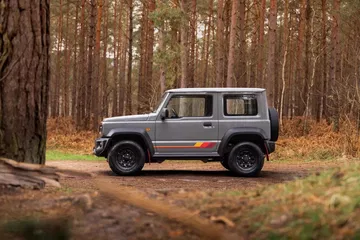 El Suzuki Jimny 55 aniversario destaca por su diseño robusto y detalles únicos. El Suzuki Jimny 55 aniversario destaca por su diseño robusto y detalles únicos.