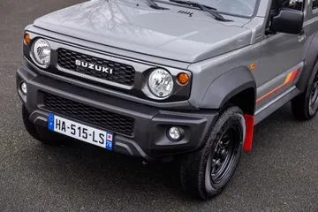 Vista frontal del Suzuki Jimny 55 aniversario, destacando su diseño robusto y SUV icónico.