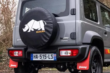 Vista trasera del Suzuki Jimny 55 aniversario, resaltando su diseño robusto Vista trasera del Suzuki Jimny 55 aniversario, resaltando su diseño robusto