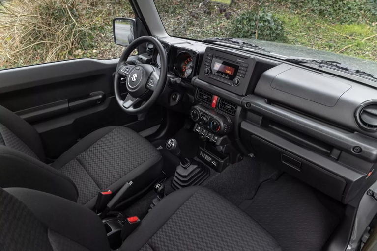 Vista del interior del Suzuki Jimny 55 aniversario, resaltando la ergonom&iacute;a y acabados.