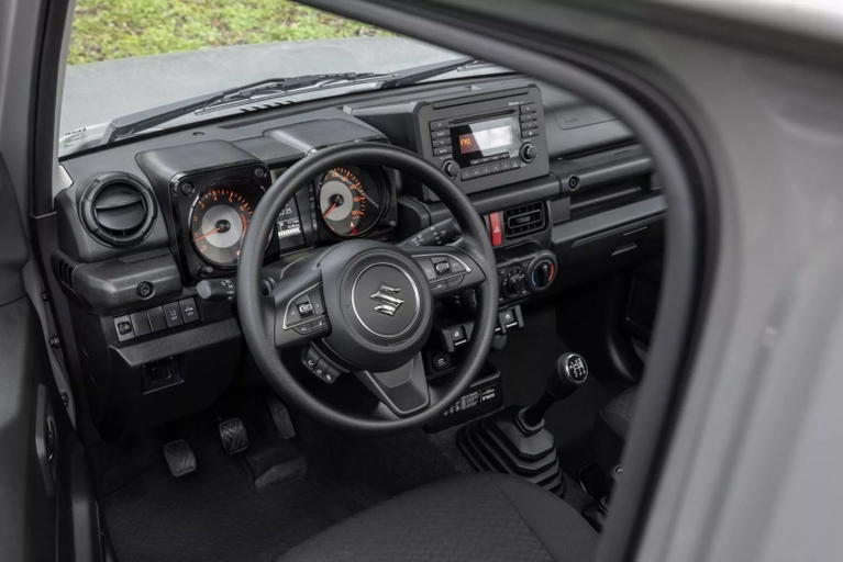 Interior del Suzuki Jimny 55 aniversario, destacando su dise&ntilde;o funcional y moderno.