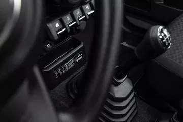 Vista detallada del área de la palanca de cambios del Suzuki Jimny 55 aniversario. Vista detallada del área de la palanca de cambios del Suzuki Jimny 55 aniversario.