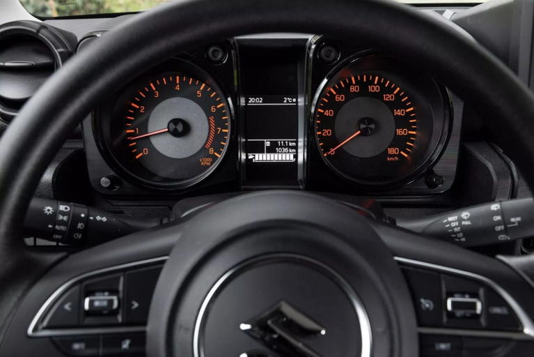 El cuadro de instrumentos del Suzuki Jimny muestra un dise&ntilde;o claro y funcional.