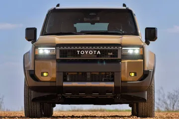 Frontal robusto del Toyota Land Cruiser 250, destaca su diseño imponente.