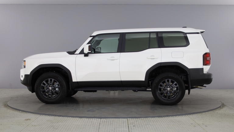 El Toyota Land Cruiser destaca por su robustez y dise&ntilde;o agresivo, ideal para el todoterreno.