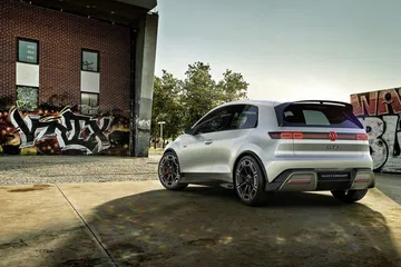 Vista trasera del Volkswagen ID.2 GTI Clubsport, mostrando su diseño agresivo. Vista trasera del Volkswagen ID.2 GTI Clubsport, mostrando su diseño agresivo.