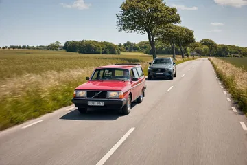 El icónico Volvo 240 se presenta junto al moderno XC60, mostrando la evolución de diseño.