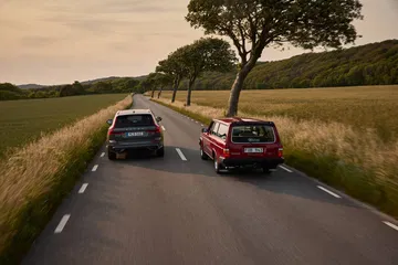 El emblemático Volvo 240 y el moderno XC60 comparten la carretera, destacando su evolución.