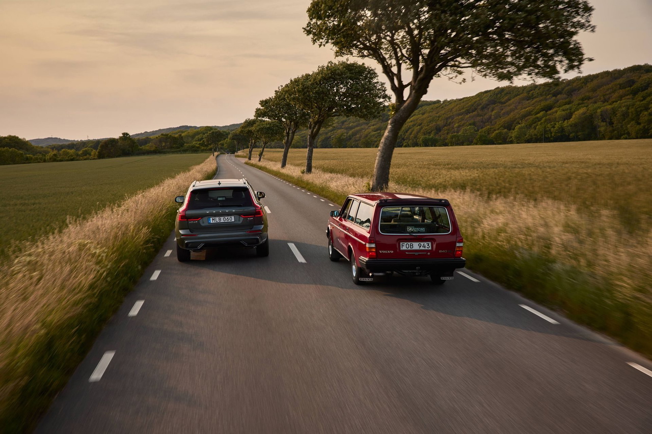 El emblemático Volvo 240 y el moderno XC60 comparten la carretera, destacando su evolución.
