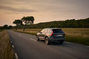 El Volvo XC60 combina elegancia y confort en su diseño moderno.