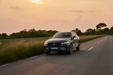 El XC60, elegante y robusto, destaca en carretera con un diseño moderno.