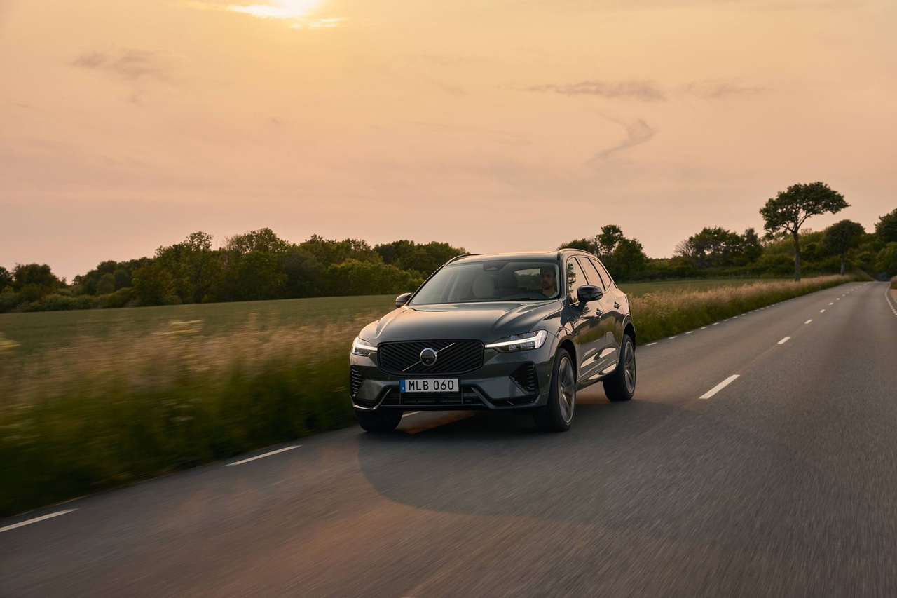 El XC60, elegante y robusto, destaca en carretera con un diseño moderno.