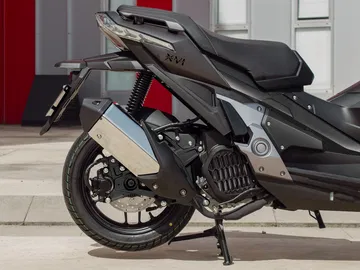Vista lateral y trasera del nuevo scooter GT urbano, destacando su diseño moderno. Vista lateral y trasera del nuevo scooter GT urbano, destacando su diseño moderno.