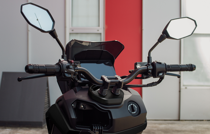 Vista del manillar del nuevo scooter GT urbano, destacando su diseño moderno y funcional.