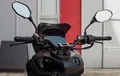 Vista del manillar del nuevo scooter GT urbano, destacando su diseño moderno y funcional.