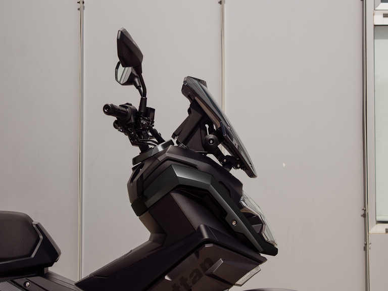 Detalle del manillar y cuadro de instrumentos del nuevo scooter GT urbano. Detalle del manillar y cuadro de instrumentos del nuevo scooter GT urbano.