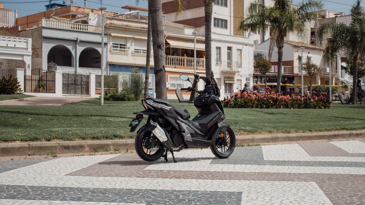 Un nuevo scooter GT urbano llega a España a mitad de precio que sus rivales directas.