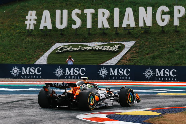 McLaren despliega su potencial en Austria, mientras Ferrari busca velocidad.