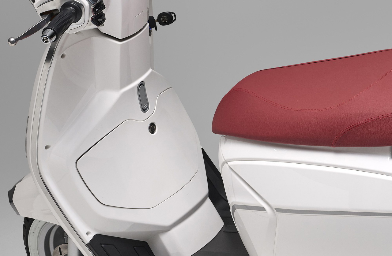 La Vespa Primavera enfrenta competencia con un diseño neoretro muy atractivo.