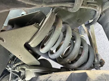 Vista cercana del sistema de suspensión del Unimog, destacado por su robustez. Vista cercana del sistema de suspensión del Unimog, destacado por su robustez.