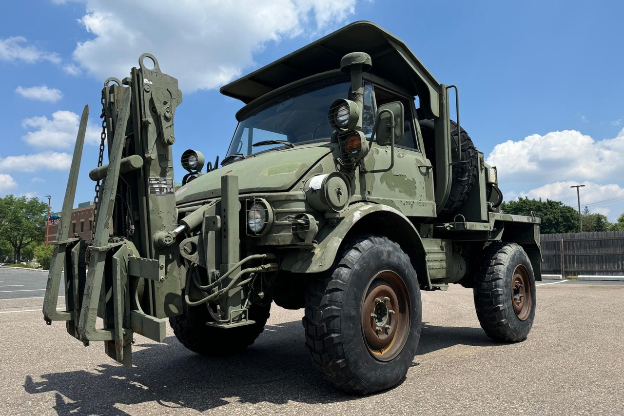 Un Unimog con motor indestructible y pasado militar, ideal para aventuras off-road.