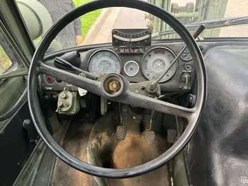 Vista del salpicadero del Unimog, con instrumentos y controles en perfecto estado. Vista del salpicadero del Unimog, con instrumentos y controles en perfecto estado.