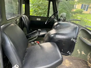 Interior del Unimog, con asientos resistentes y diseño funcional.