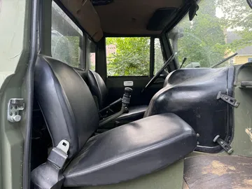 Interior del Unimog, con asientos confortables y diseño funcional. Interior del Unimog, con asientos confortables y diseño funcional.