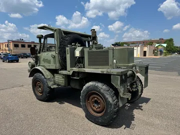 Un Unimog, robusto y militar, ideal para aventuras todoterreno. Un Unimog, robusto y militar, ideal para aventuras todoterreno.